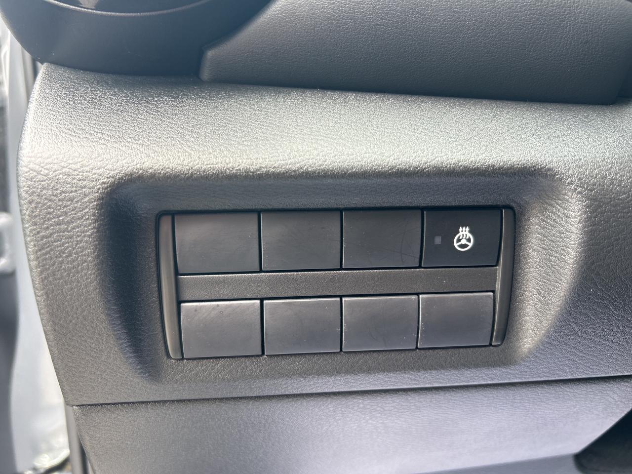 2023 Nissan Kicks SR Photo