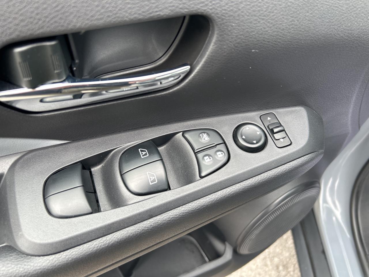 2023 Nissan Kicks SR Photo