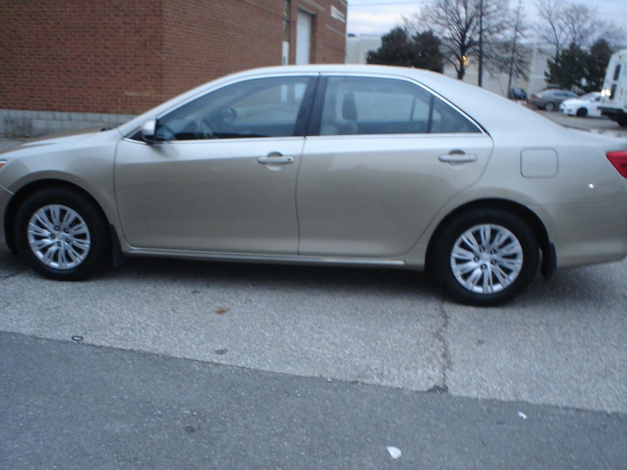 2014 Toyota Camry LE Photo2