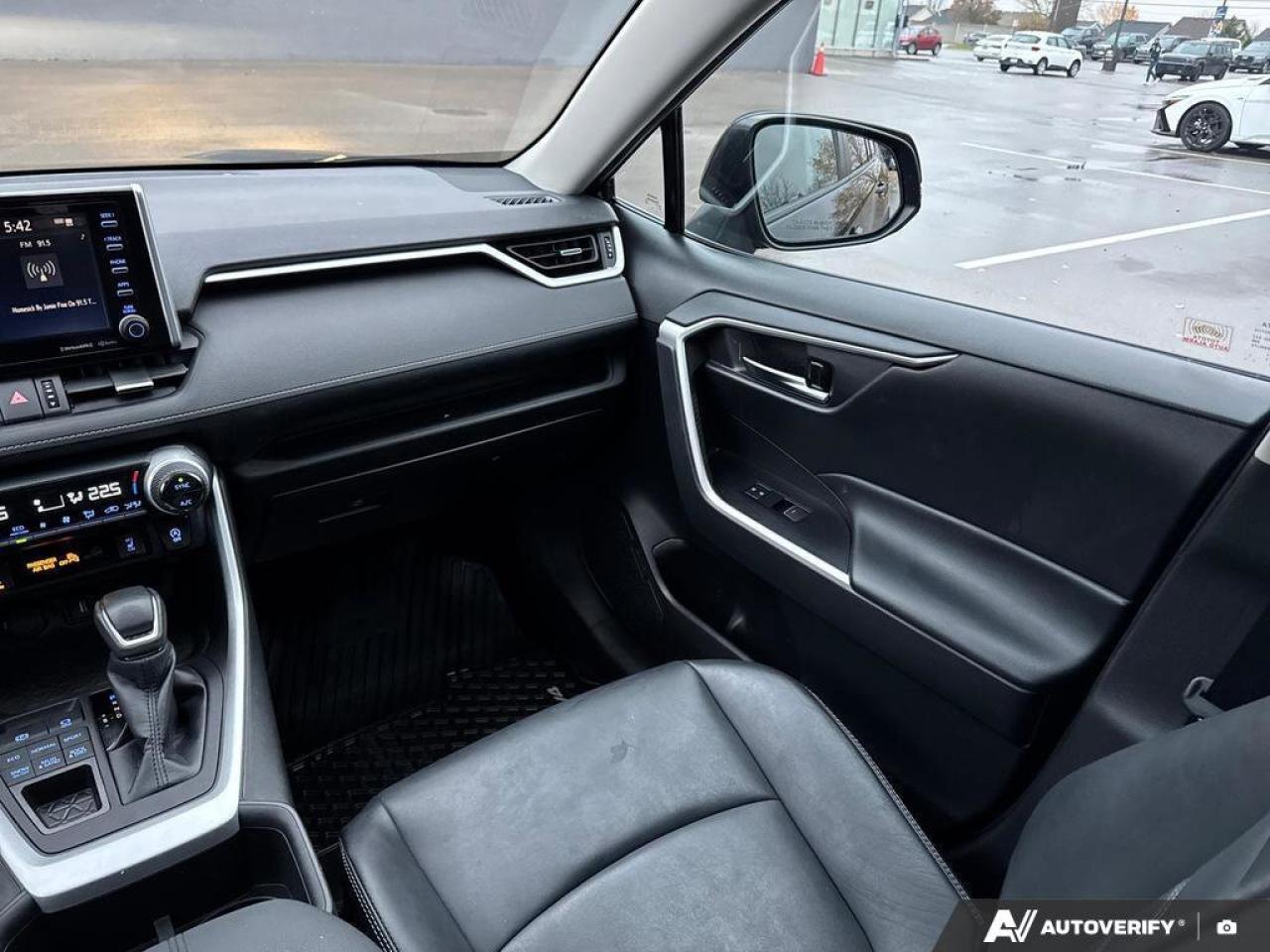 2022 Toyota RAV4 XLE AWD   Heated Seats   Sunroof   Carplay Photo