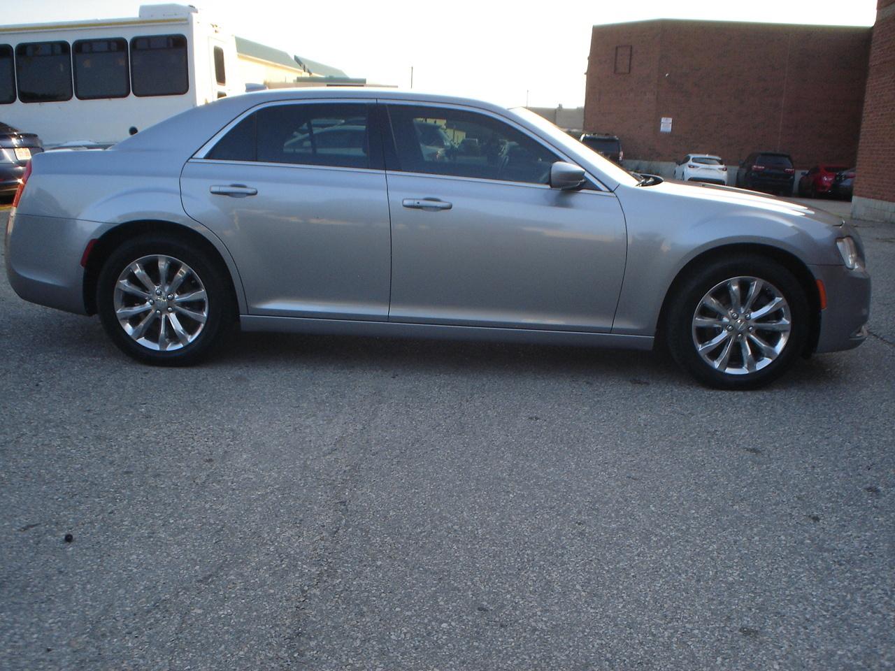 2018 Chrysler 300 300 Touring AWD Photo