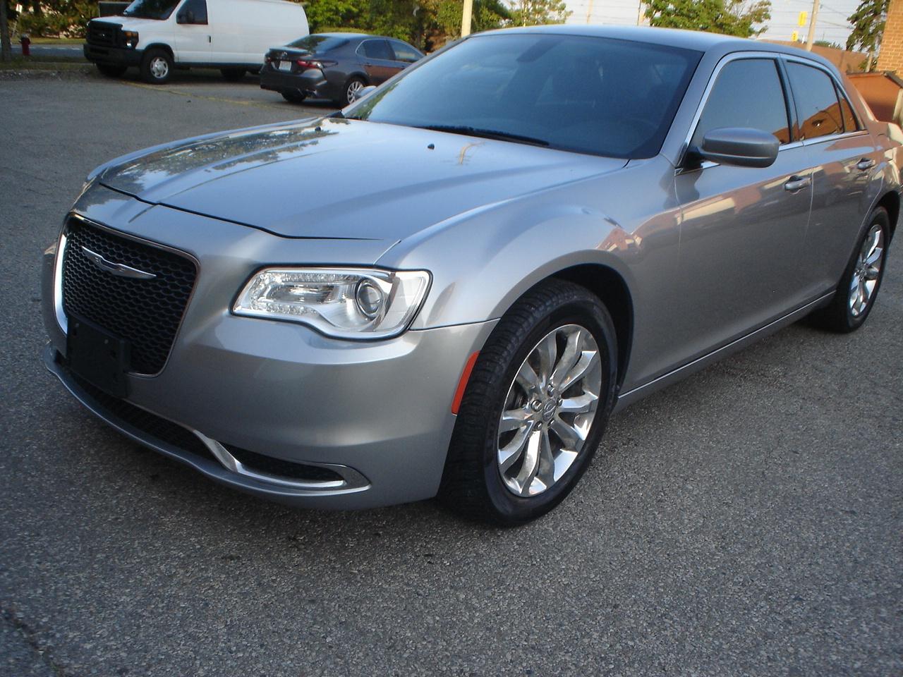 2018 Chrysler 300 300 Touring AWD Photo0