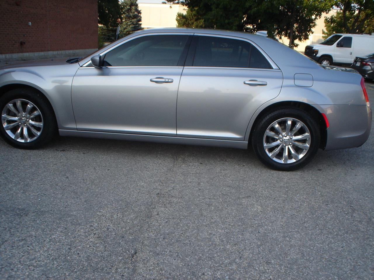 2018 Chrysler 300 300 Touring AWD Photo