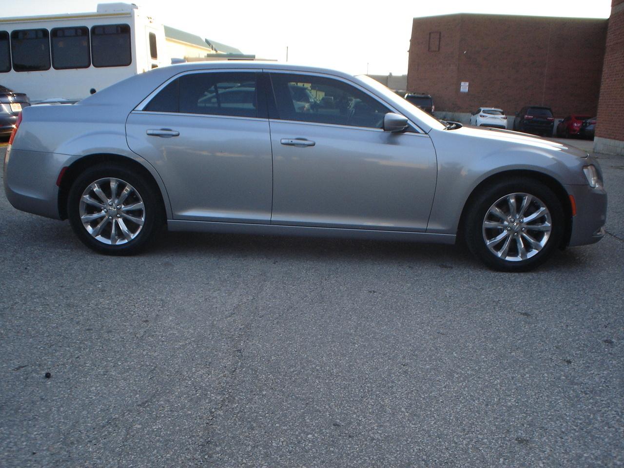 2018 Chrysler 300 300 Touring AWD Photo4