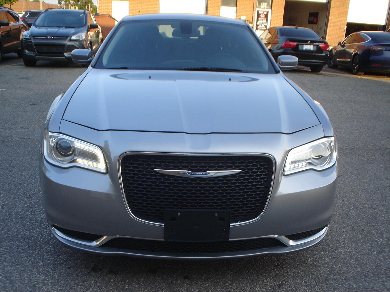 2018 Chrysler 300 300 Touring AWD Photo2