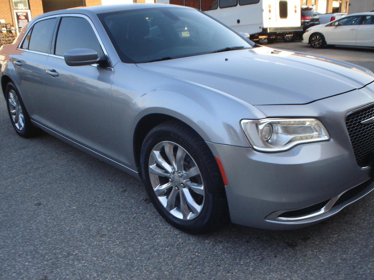 2018 Chrysler 300 300 Touring AWD Photo5