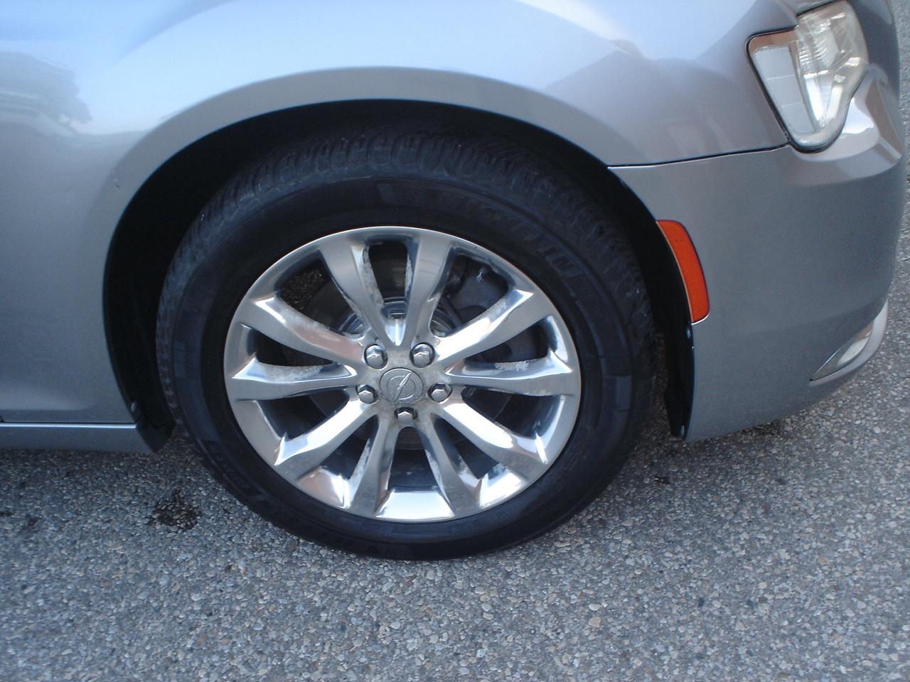 2018 Chrysler 300 300 Touring AWD Photo3