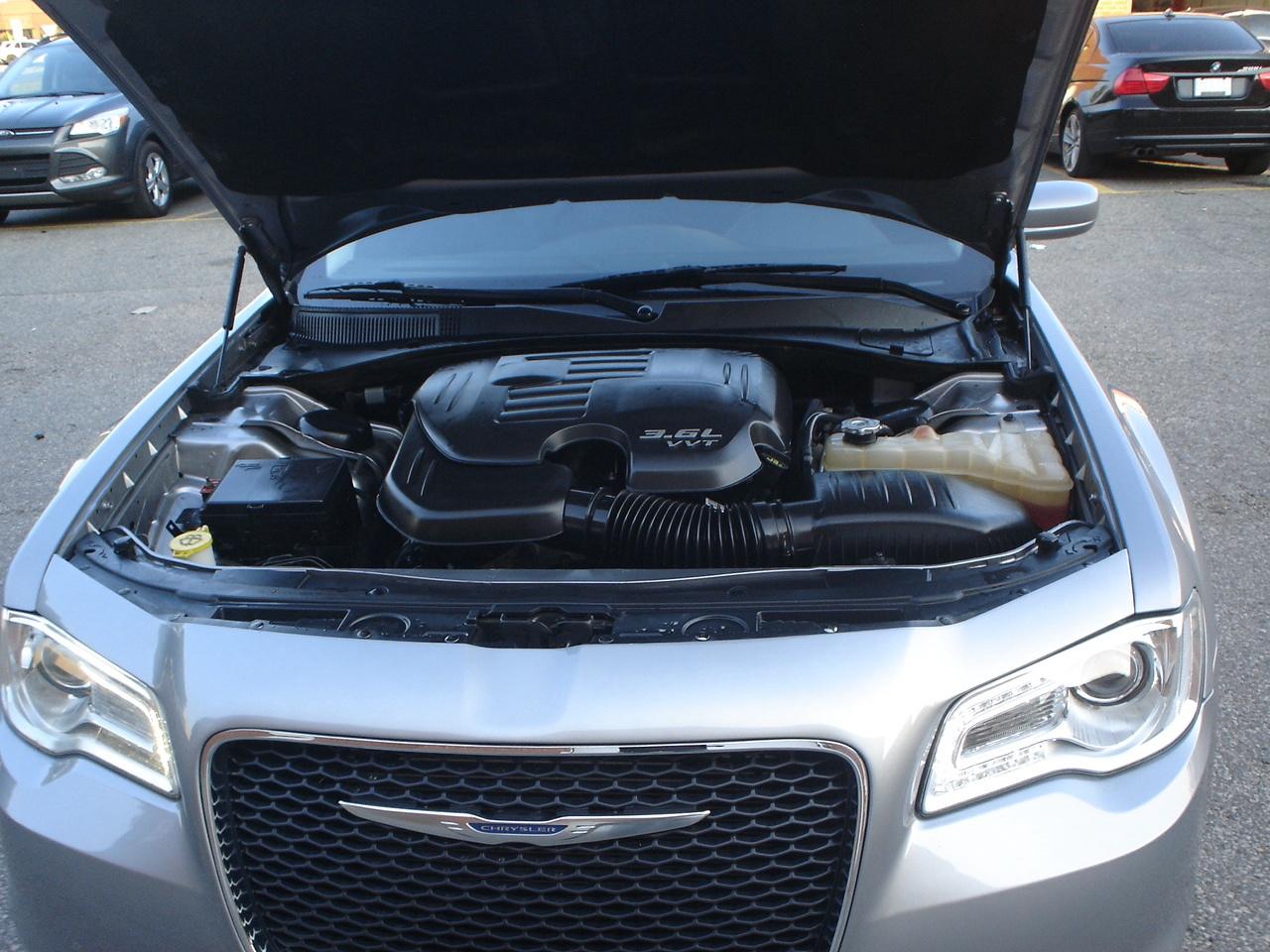 2018 Chrysler 300 300 Touring AWD Photo