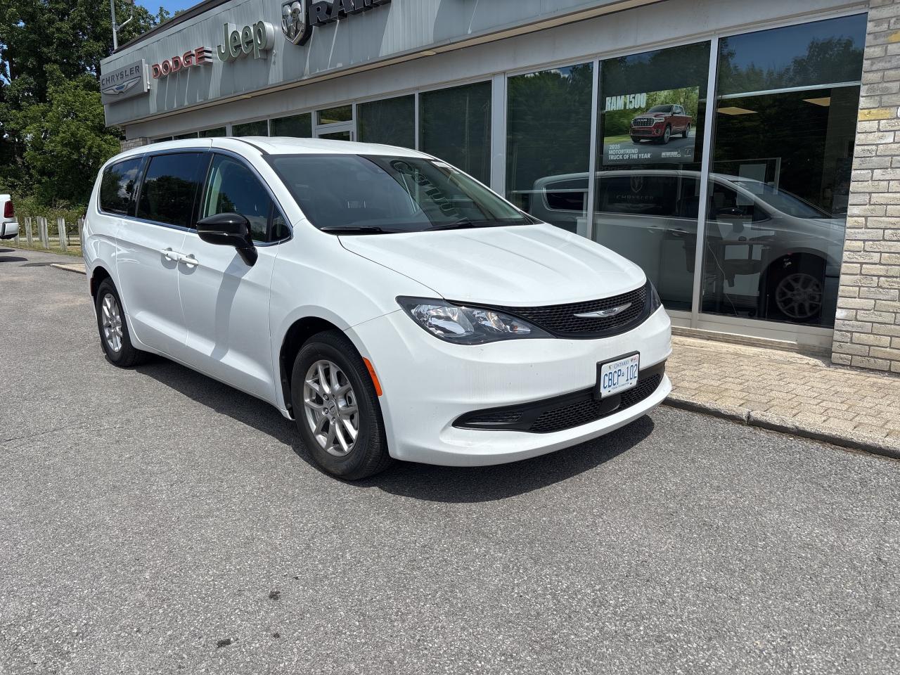 2024 Chrysler Grand Caravan SXT Photo2