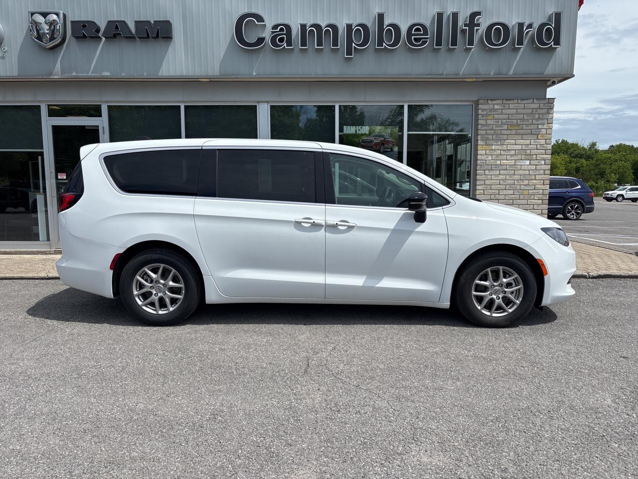 2024 Chrysler Grand Caravan SXT Photo3