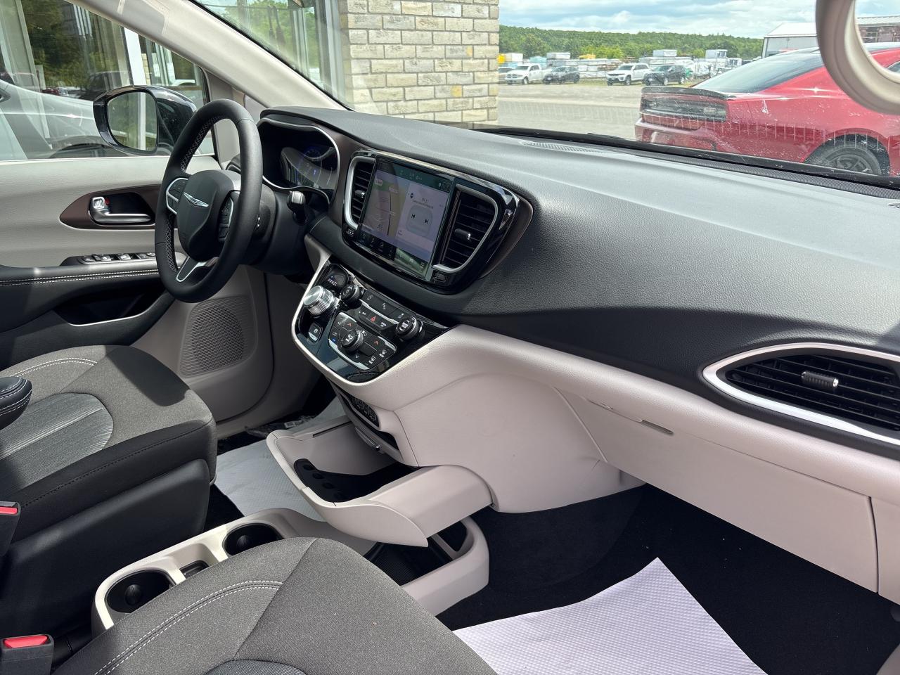 2024 Chrysler Grand Caravan SXT Photo