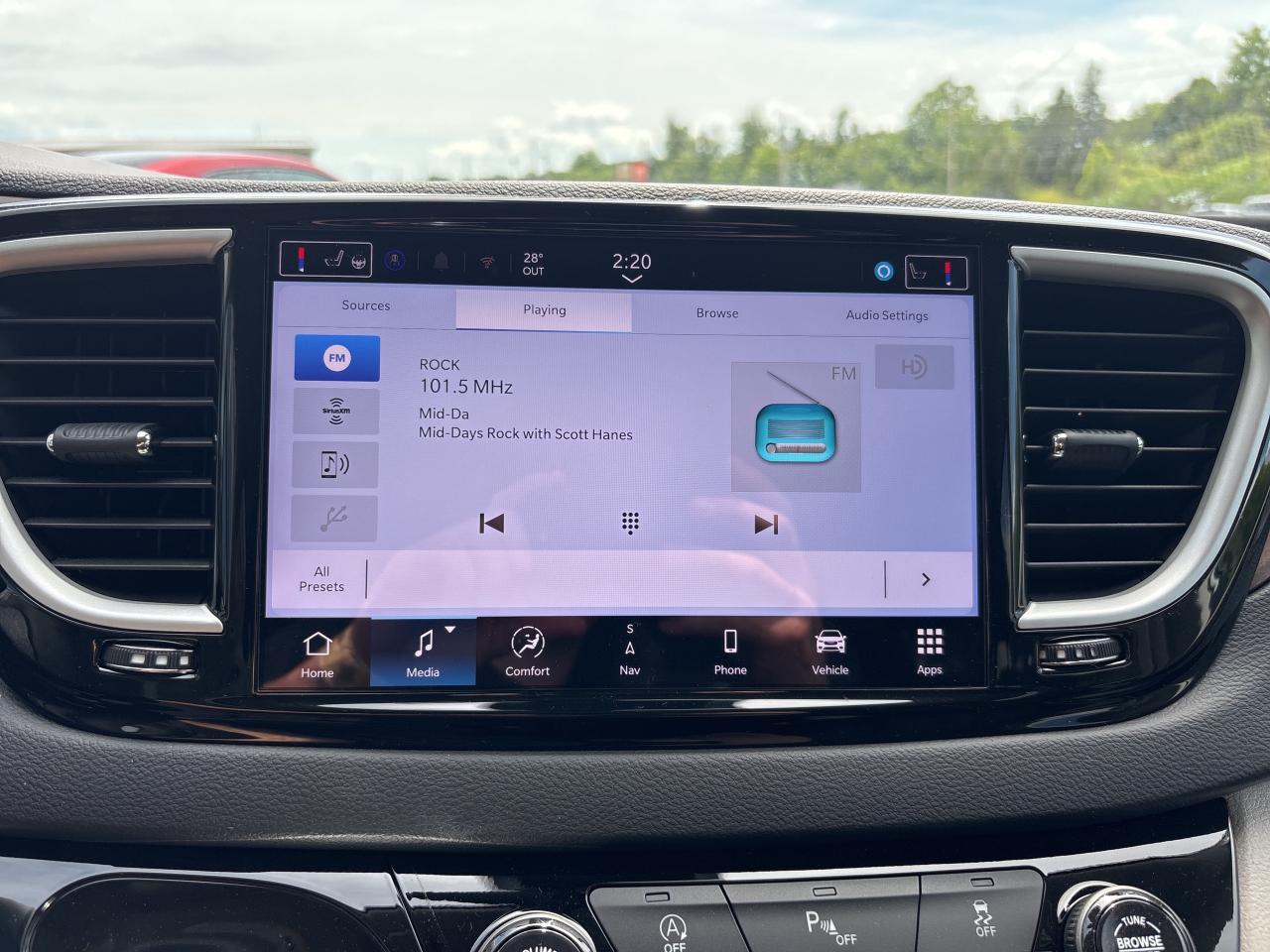 2024 Chrysler Grand Caravan SXT Photo