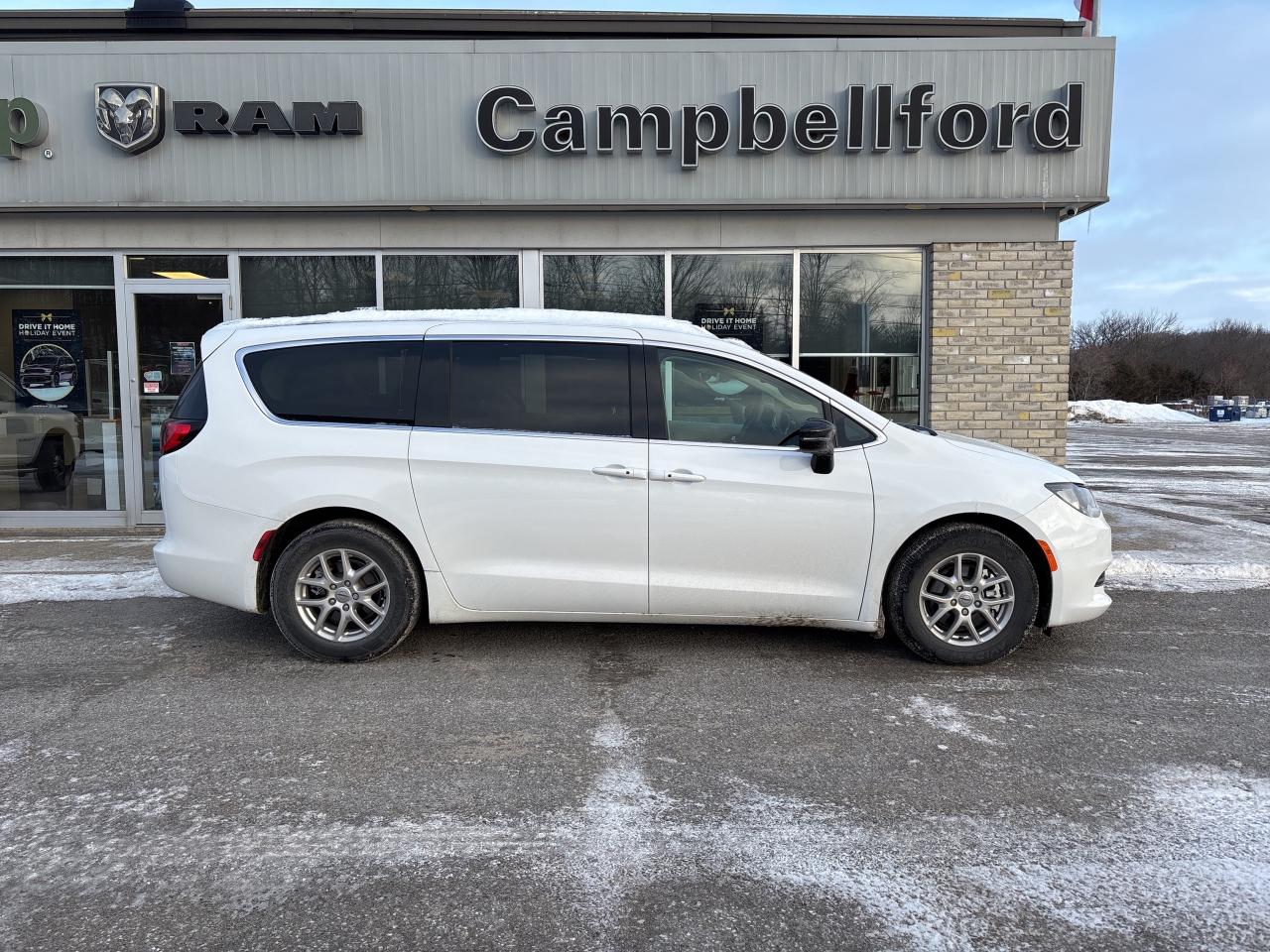 2024 Chrysler Grand Caravan SXT Photo3