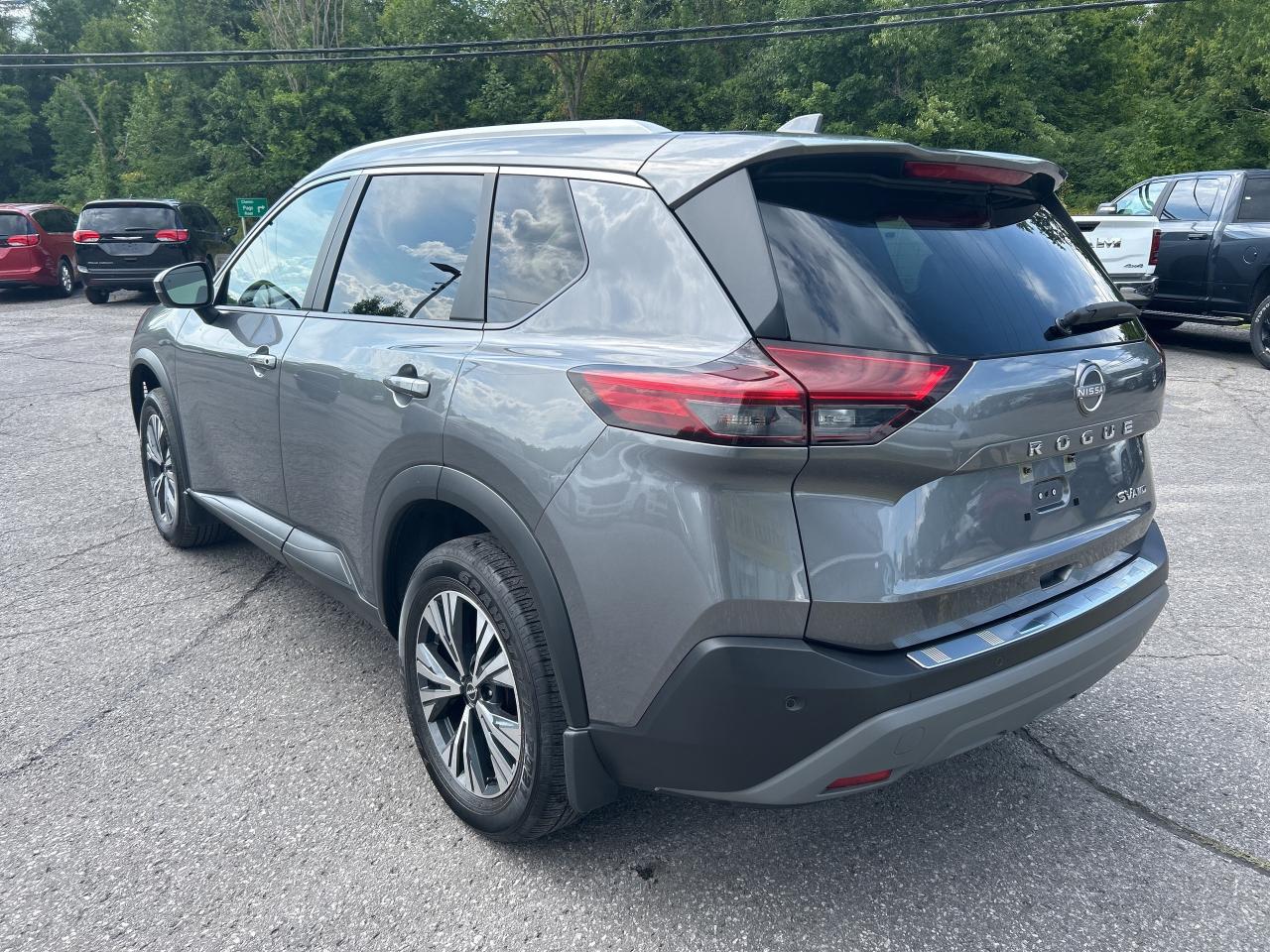 2023 Nissan Rogue SV MOONROOF Photo4