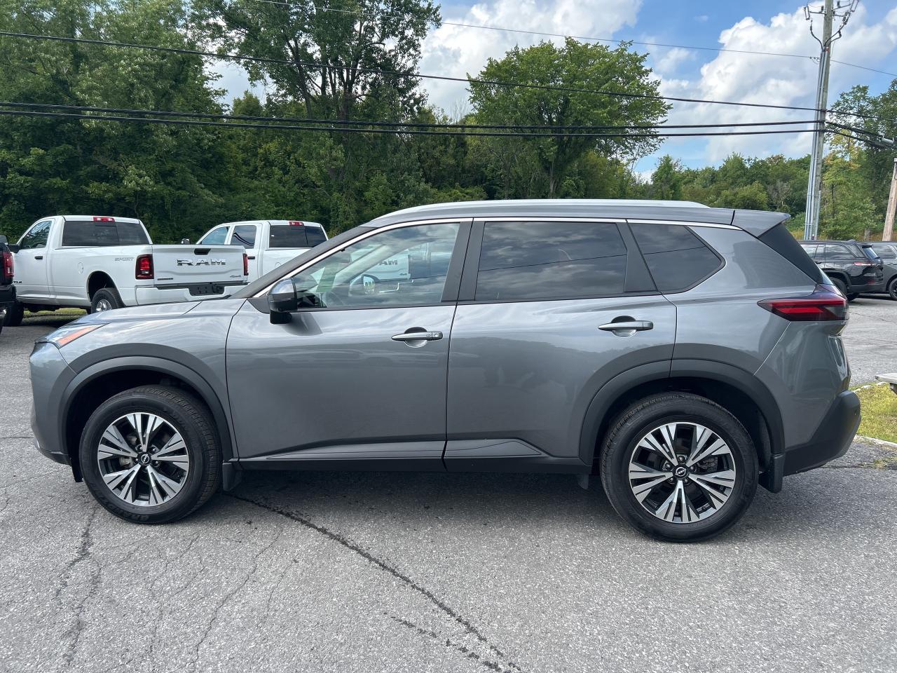 2023 Nissan Rogue SV MOONROOF Photo3