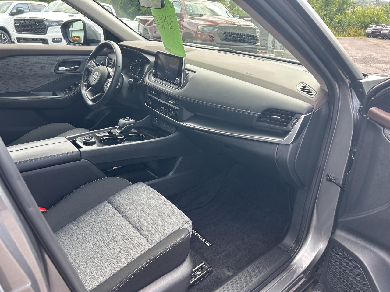 2023 Nissan Rogue SV MOONROOF Photo