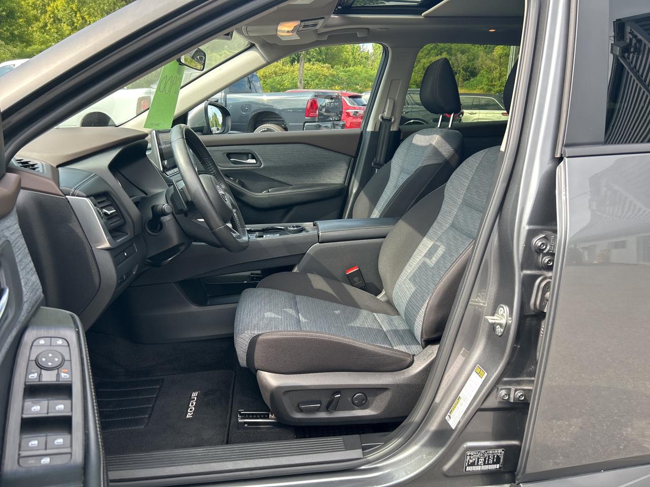 2023 Nissan Rogue SV MOONROOF Photo