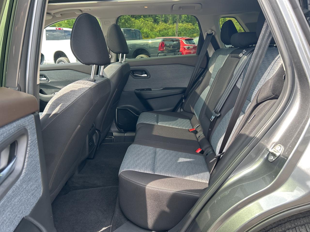 2023 Nissan Rogue SV MOONROOF Photo