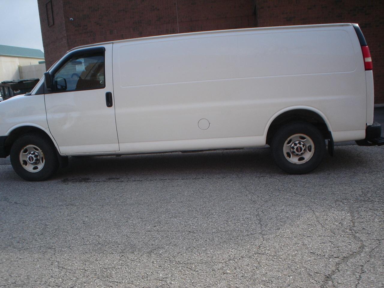 2014 GMC Savana Cargo Van RWD 2500 155" Photo3