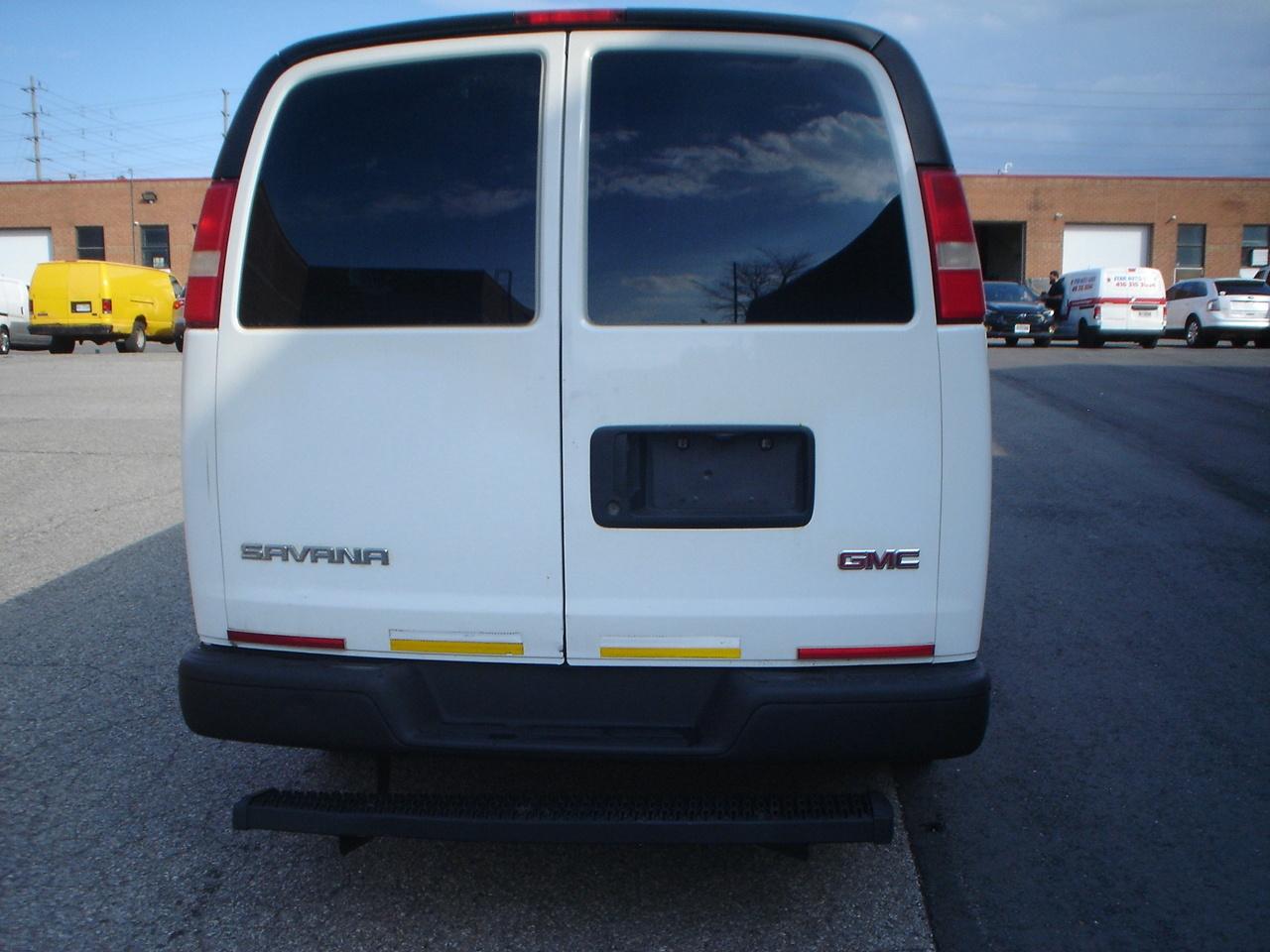 2014 GMC Savana Cargo Van RWD 2500 155" Photo