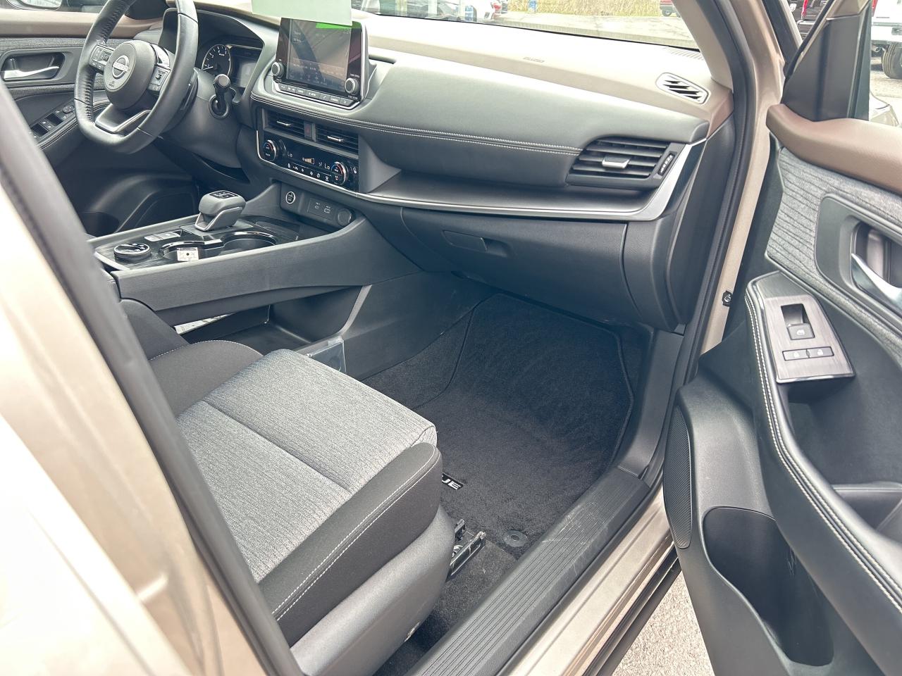 2023 Nissan Rogue SV MOONROOF Photo