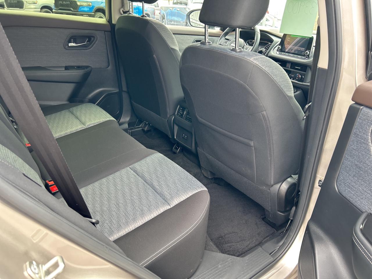 2023 Nissan Rogue SV MOONROOF Photo