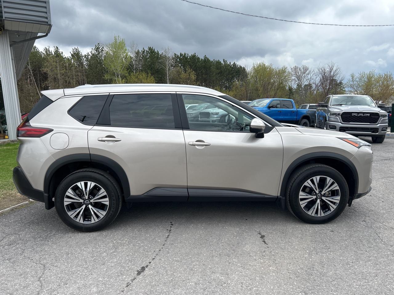 2023 Nissan Rogue SV MOONROOF Photo