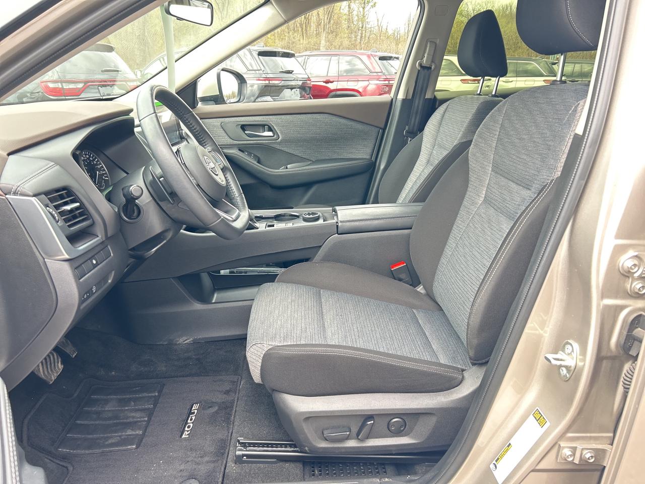 2023 Nissan Rogue SV MOONROOF Photo