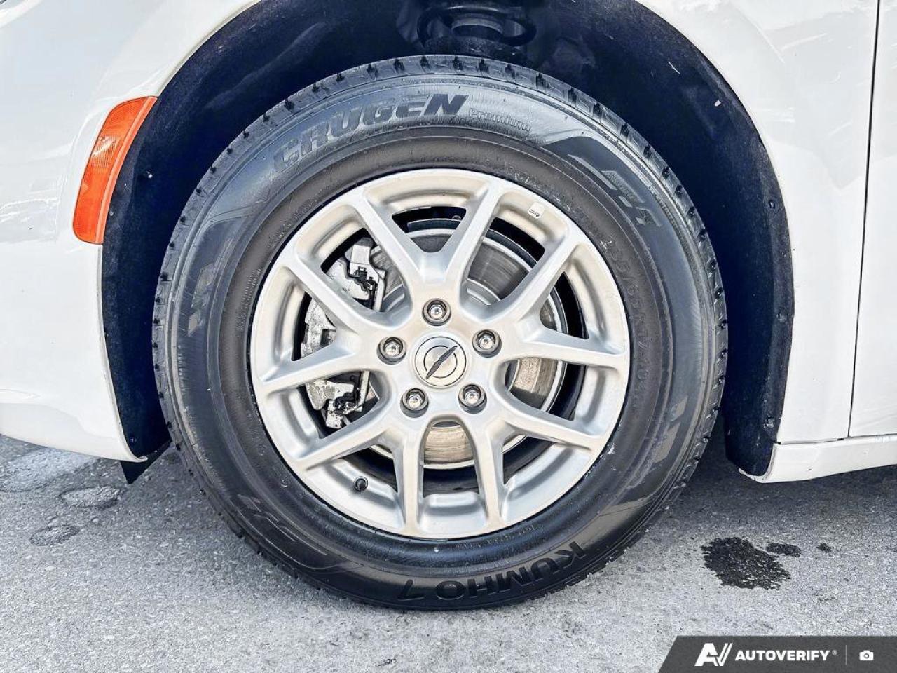 2024 Chrysler Pacifica Touring L   Leatherette Seats   Carplay Photo