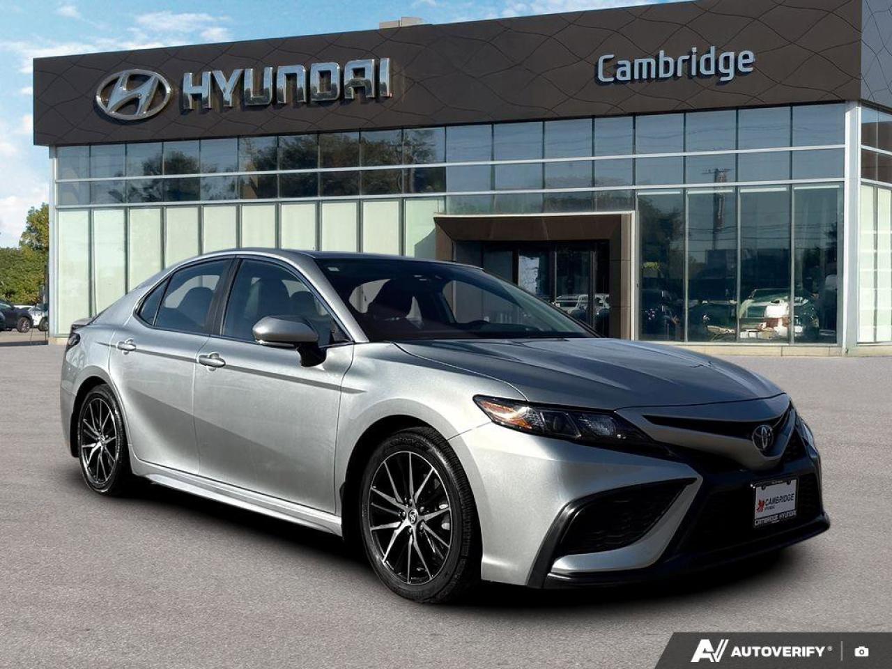 2024 Toyota Camry HYBRID SE Photo