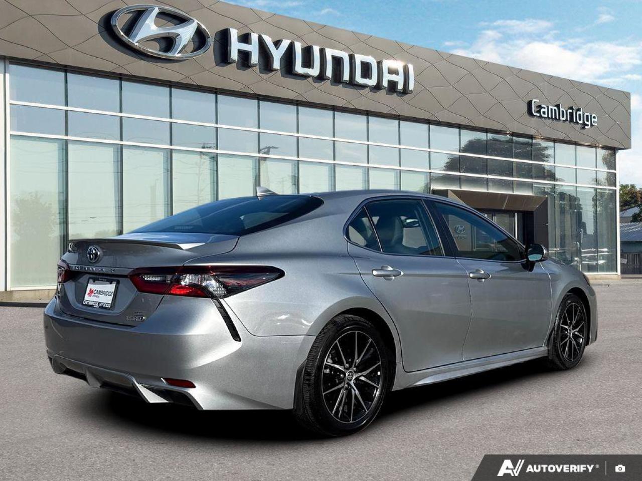 2024 Toyota Camry HYBRID SE Photo