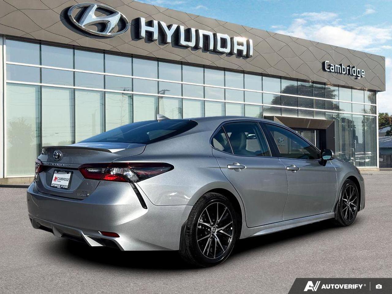 2024 Toyota Camry HYBRID SE Photo