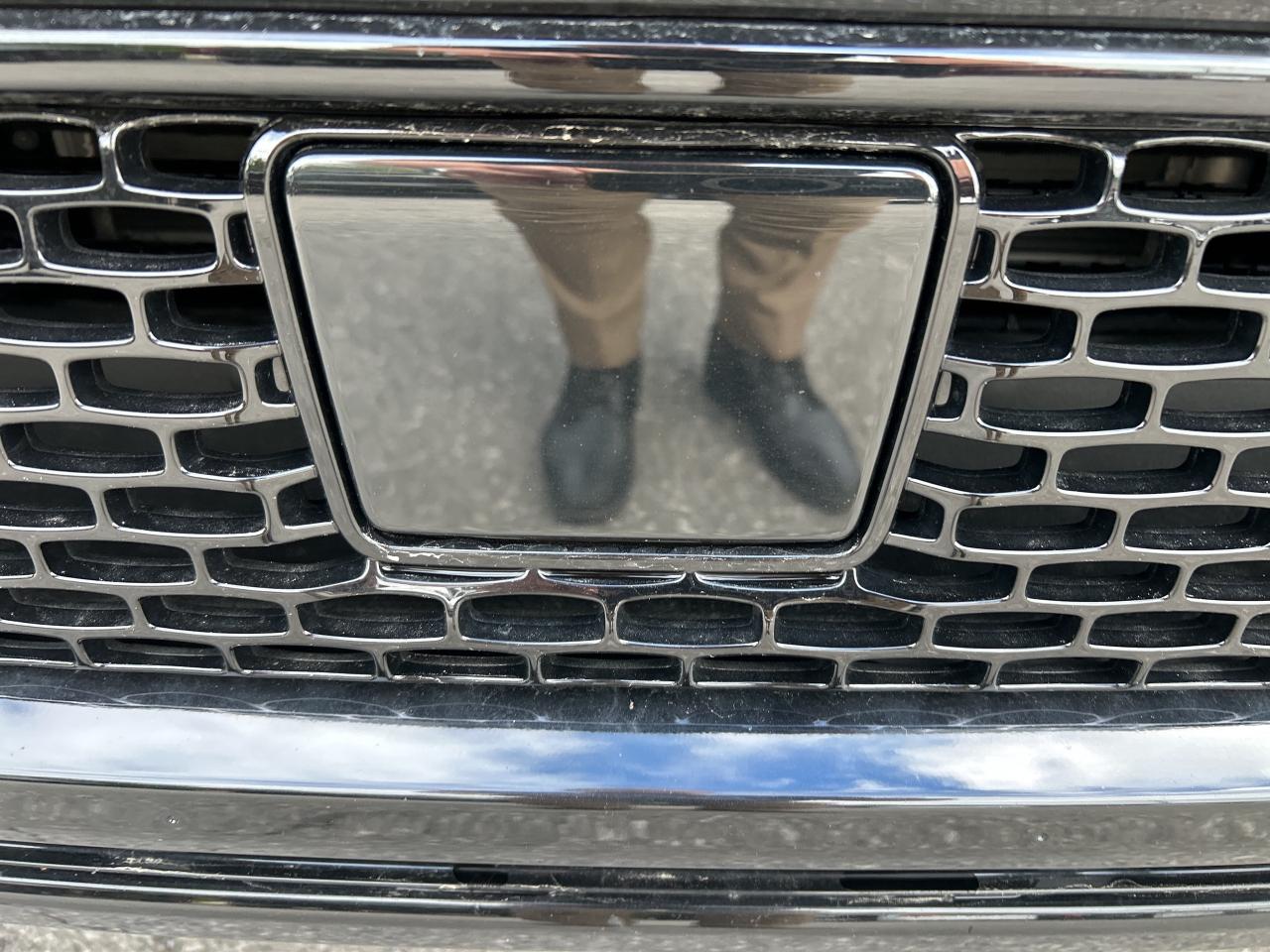 2024 Jeep Wagoneer L Series II Carbide Photo