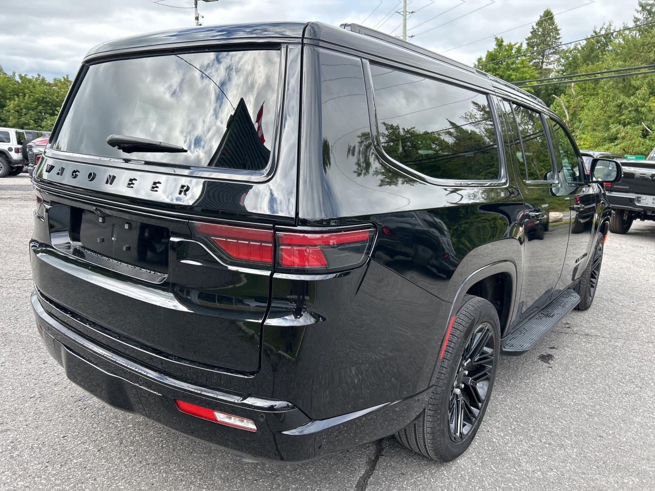 2024 Jeep Wagoneer L Series II Carbide Photo