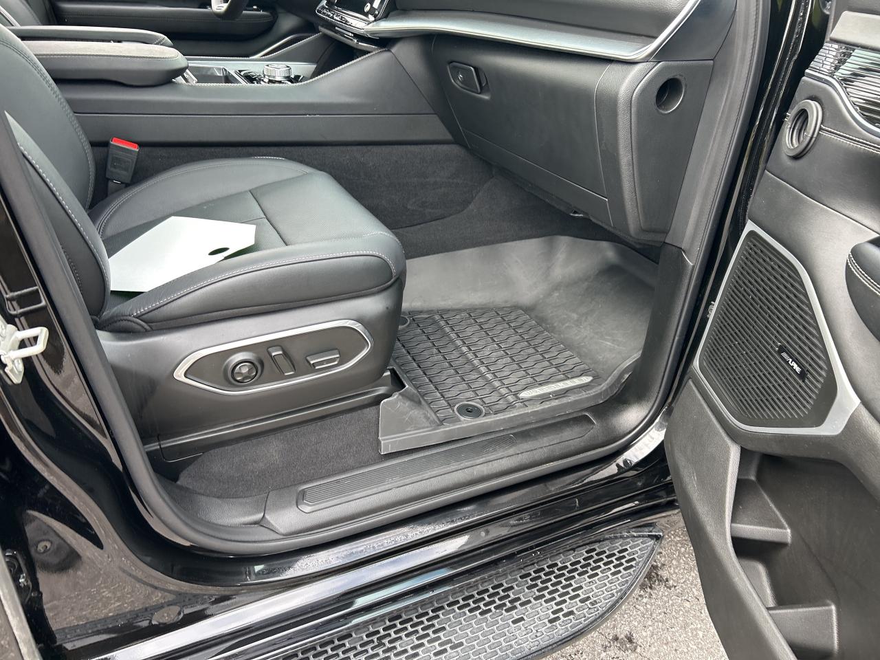 2024 Jeep Wagoneer L Series II Carbide Photo