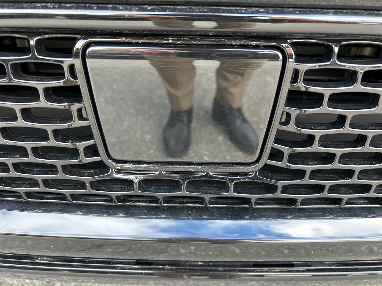 2024 Jeep Wagoneer L Series II Carbide HD TOW Photo2