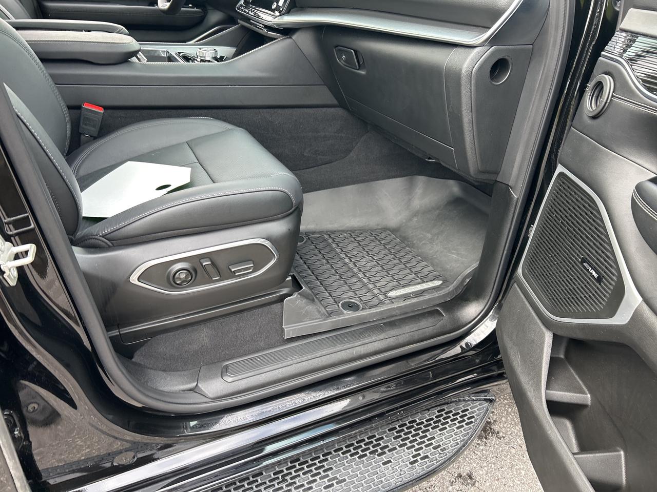 2024 Jeep Wagoneer L Series II Carbide HD TOW Photo