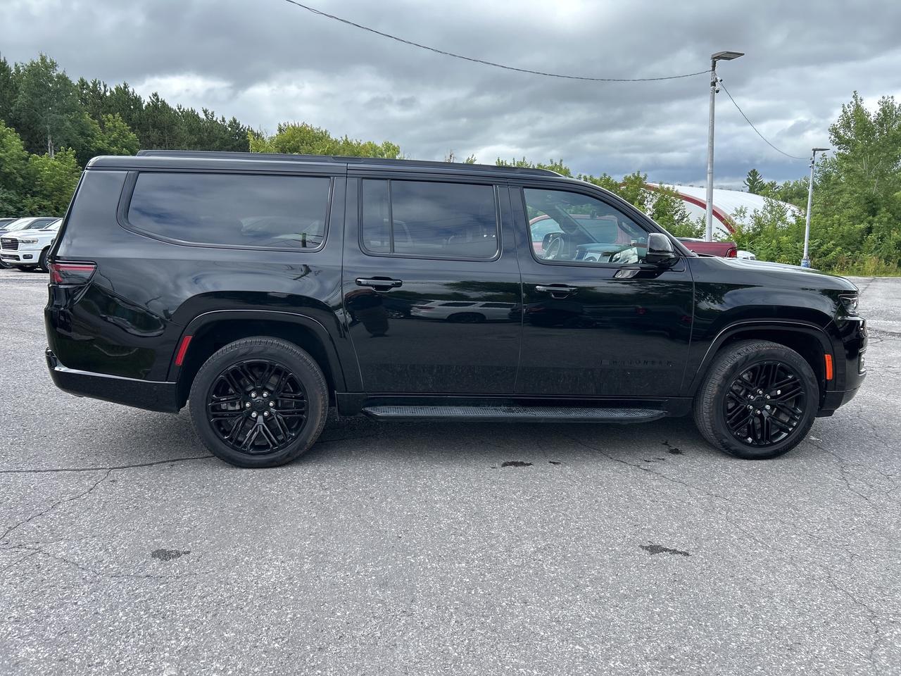 2024 Jeep Wagoneer L Series II Carbide HD TOW Photo