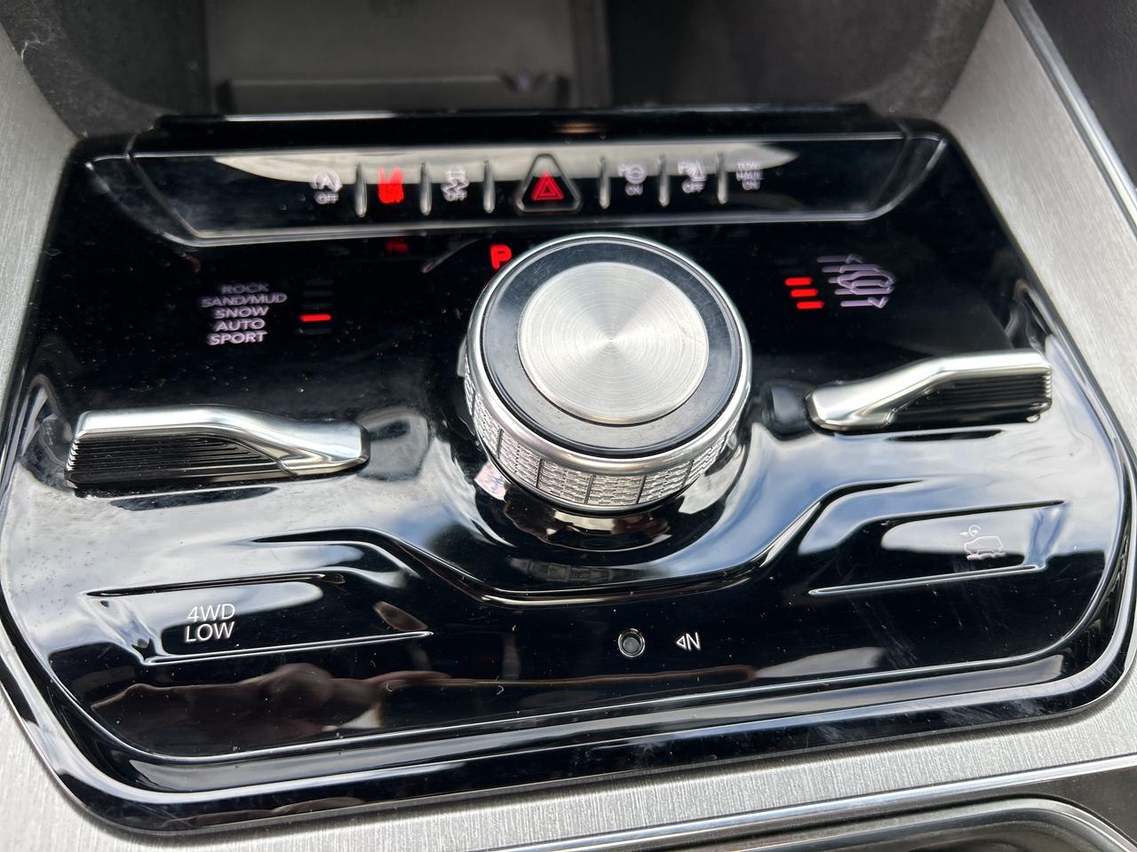 2024 Jeep Wagoneer L Series II Carbide HD TOW Photo