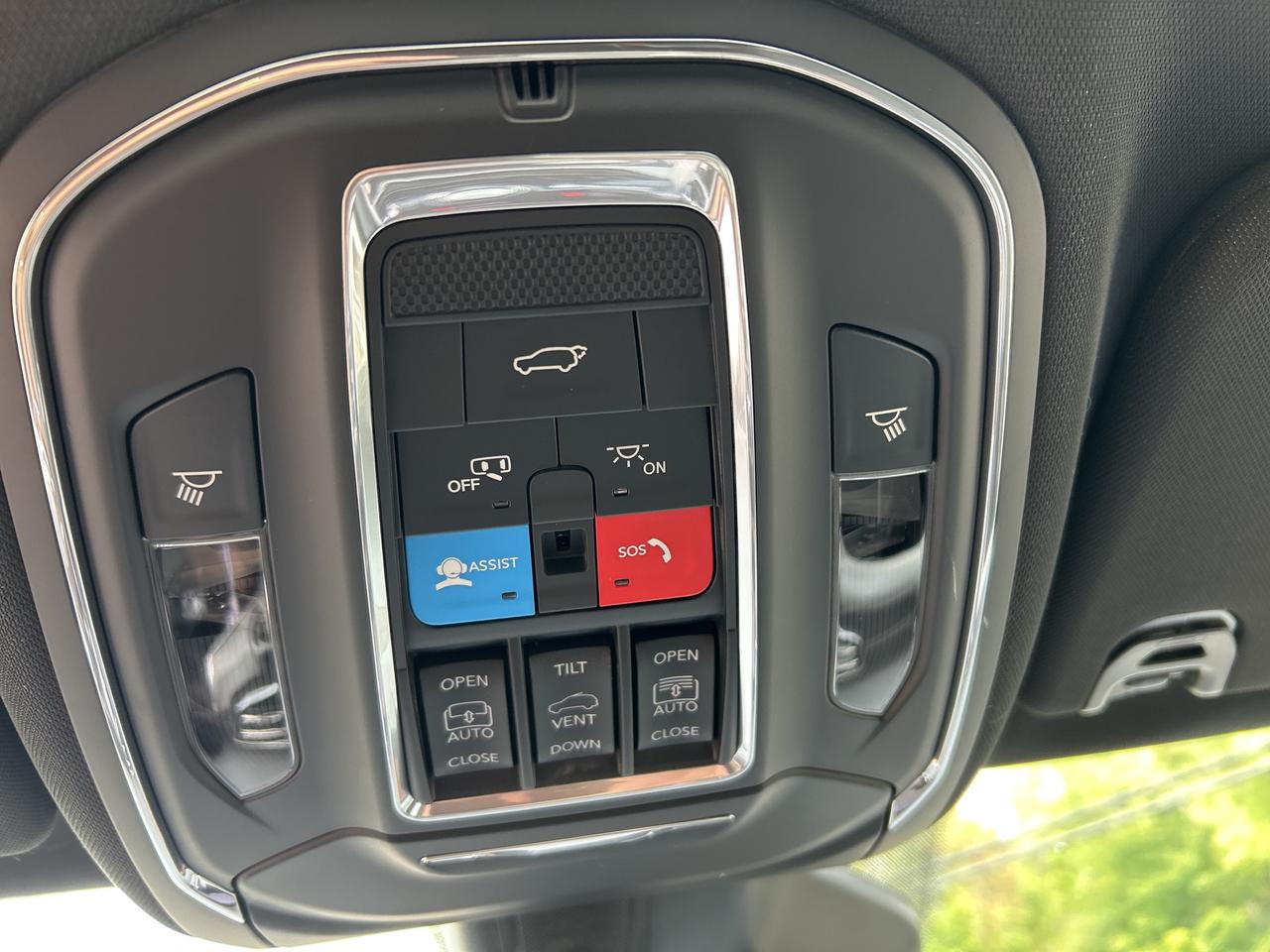 2024 Jeep Wagoneer L Series II Carbide HD TOW Photo