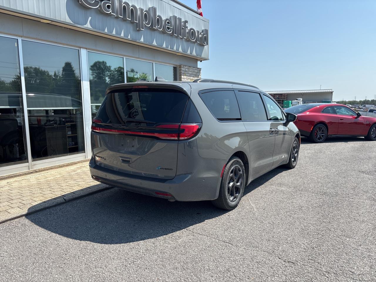 2022 Chrysler Pacifica Hybrid Limited Photo4