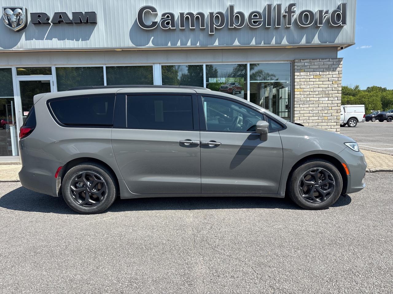 2022 Chrysler Pacifica Hybrid Limited Photo3