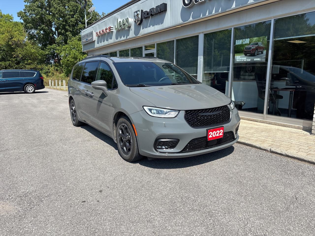 2022 Chrysler Pacifica Hybrid Limited Photo2