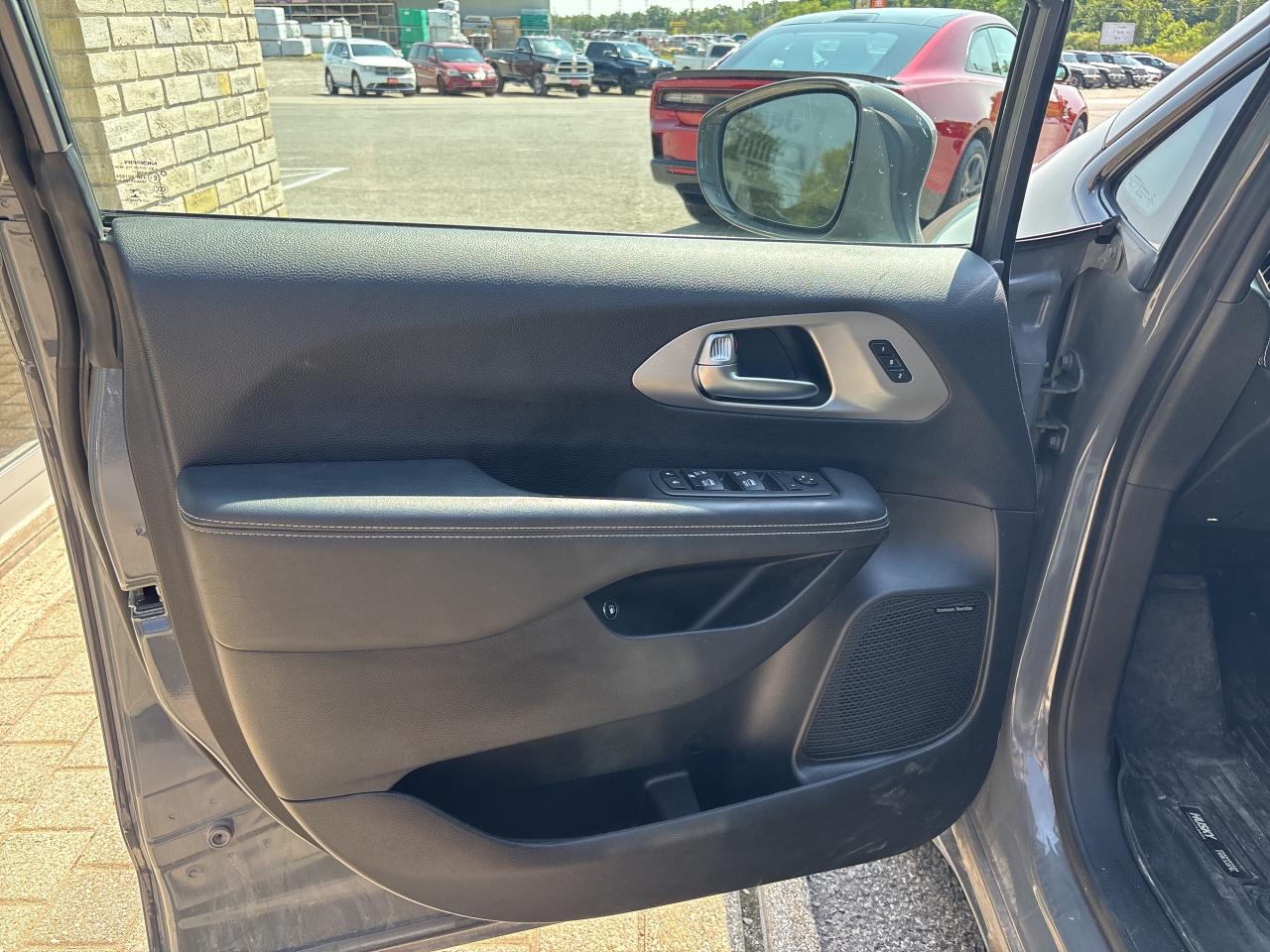 2022 Chrysler Pacifica Hybrid Limited Photo