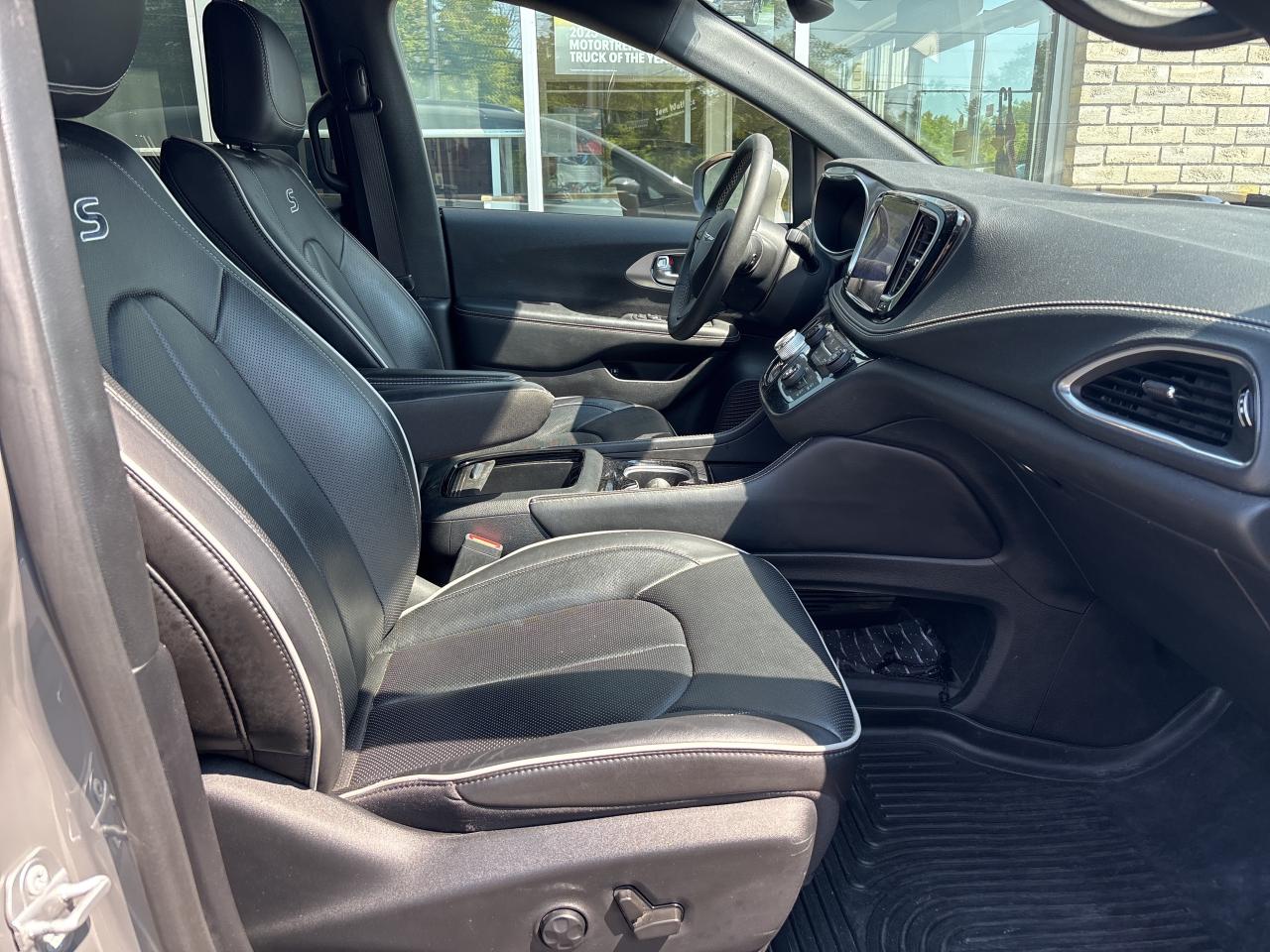 2022 Chrysler Pacifica Hybrid Limited Photo