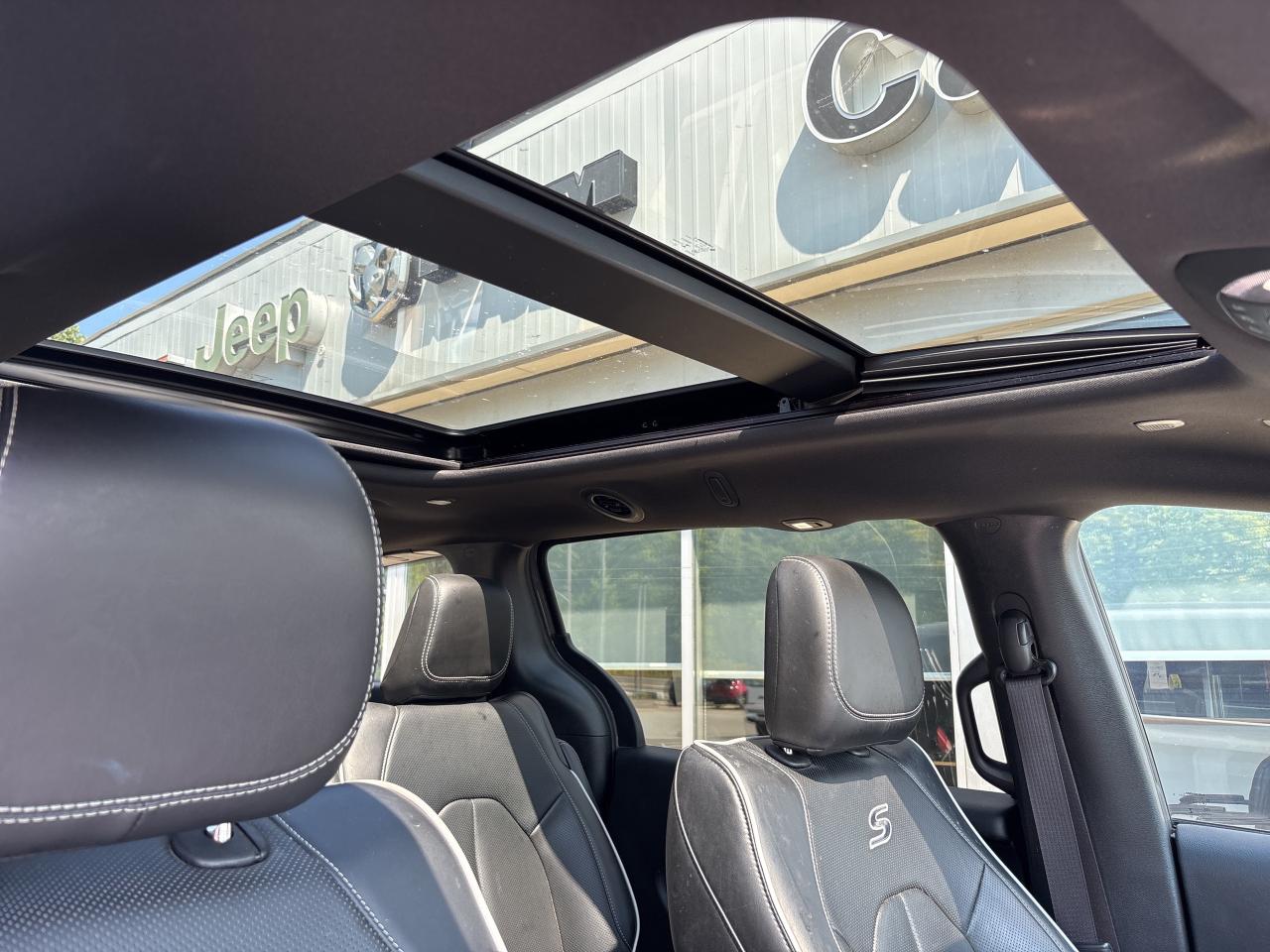 2022 Chrysler Pacifica Hybrid Limited Photo