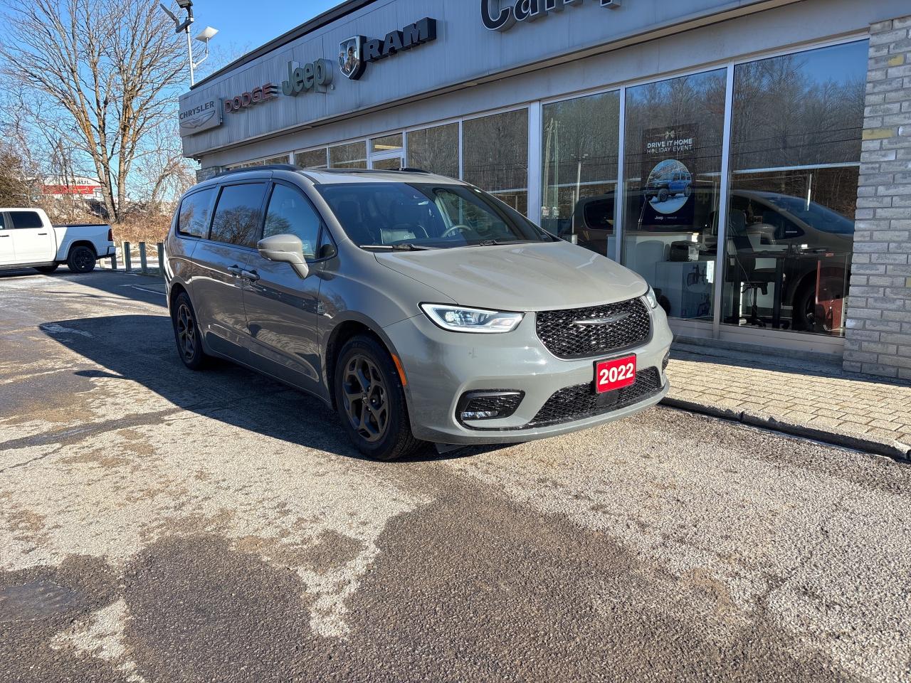 2022 Chrysler Pacifica Hybrid Limited Photo2