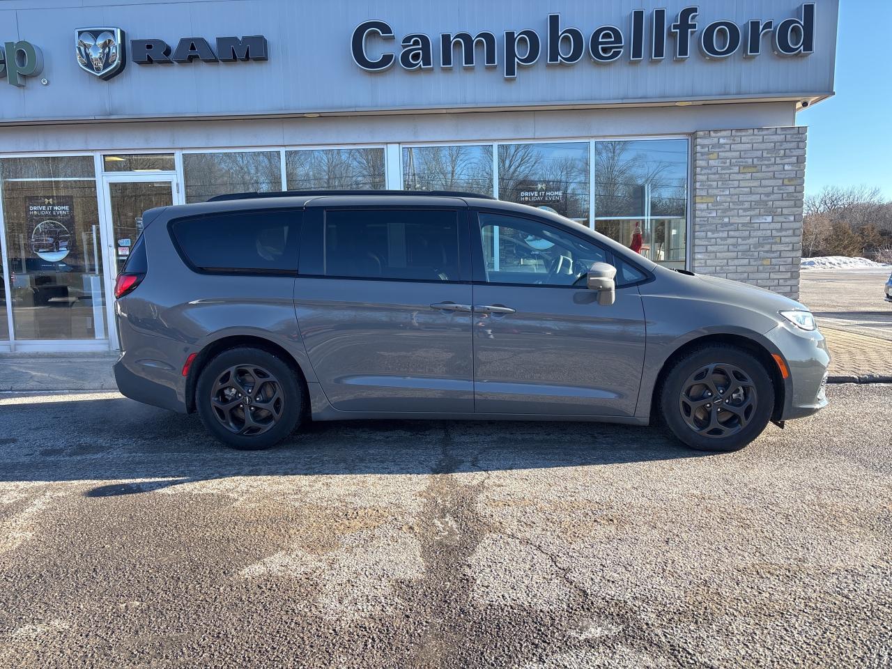 2022 Chrysler Pacifica Hybrid Limited Photo3