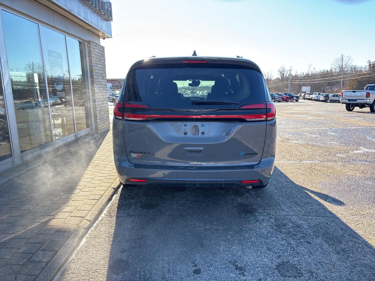 2022 Chrysler Pacifica Hybrid Limited Photo