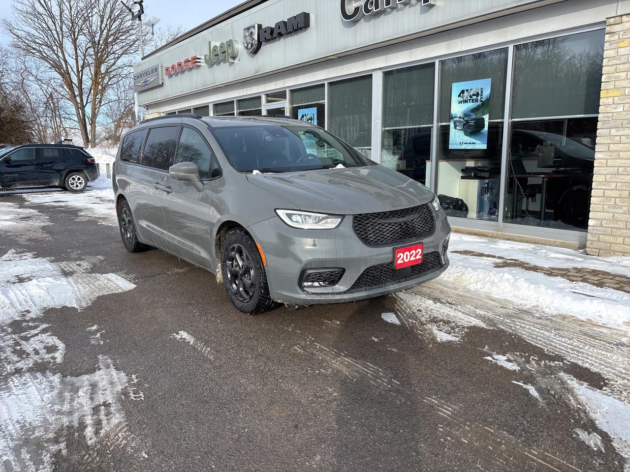 2022 Chrysler Pacifica Hybrid Limited Photo2